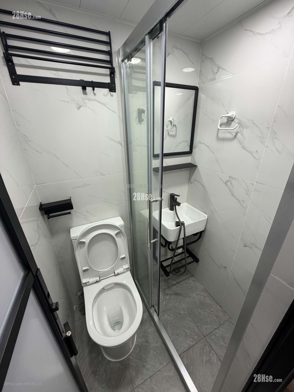 bathroom: Lei Wen Court Rental 160 ft²