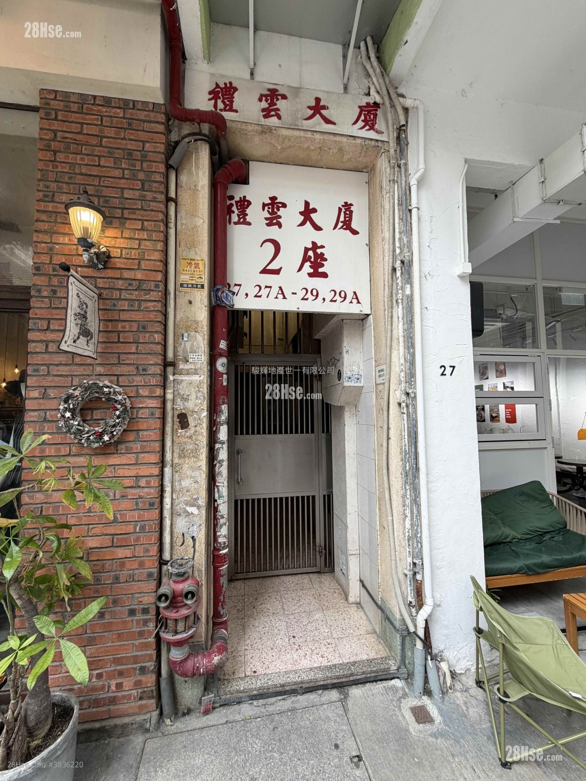 main door: Lei Wen Court Rental 160 ft²