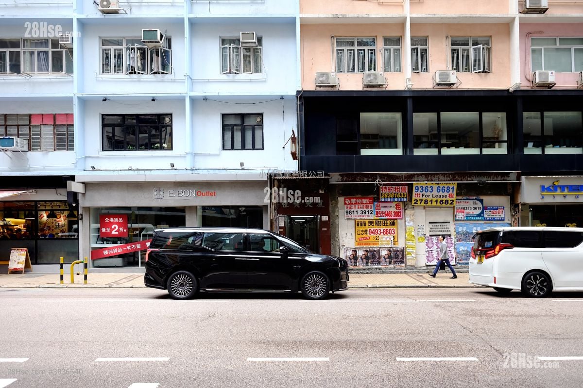 main door: Leigyinn Building Rental Studio , 1 Bathroom 200 ft²