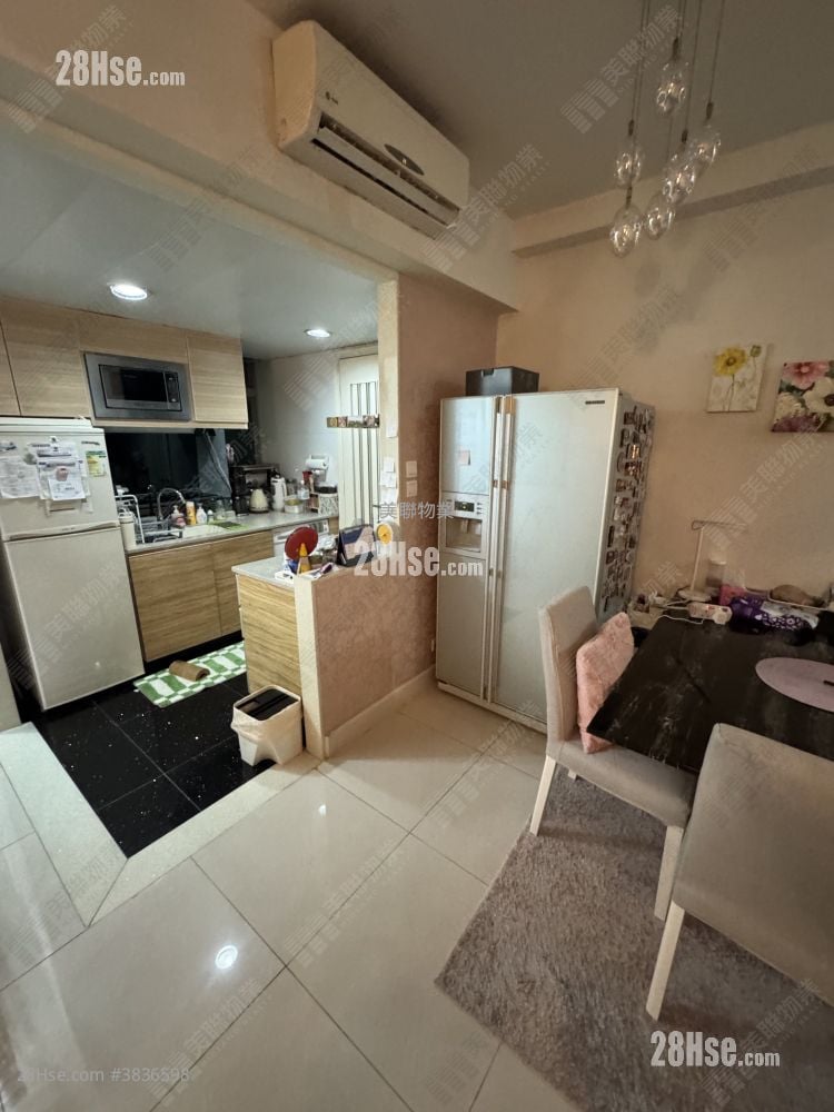 Uptown Sell 3 Bedrooms , 2 Bathrooms 753 ft²
