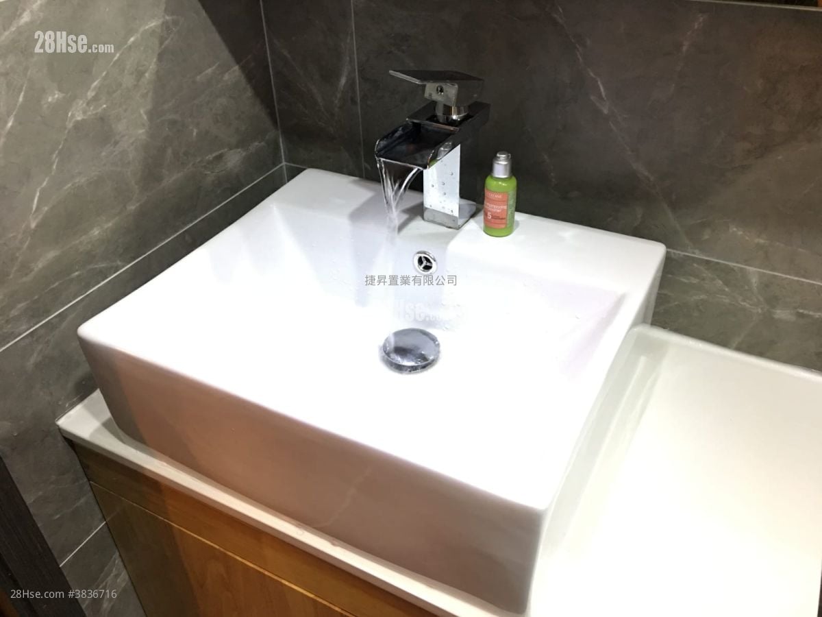 Sun Shing Centre Sell 2 Bedrooms , 1 Bathroom 348 ft²
