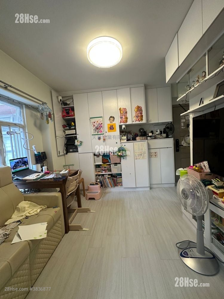 Sun Shing Centre Sell 2 Bedrooms , 1 Bathroom 287 ft²