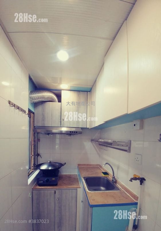 kitchen: Man Fung Building Sell 2 Bedrooms , 1 Bathroom 270 ft²