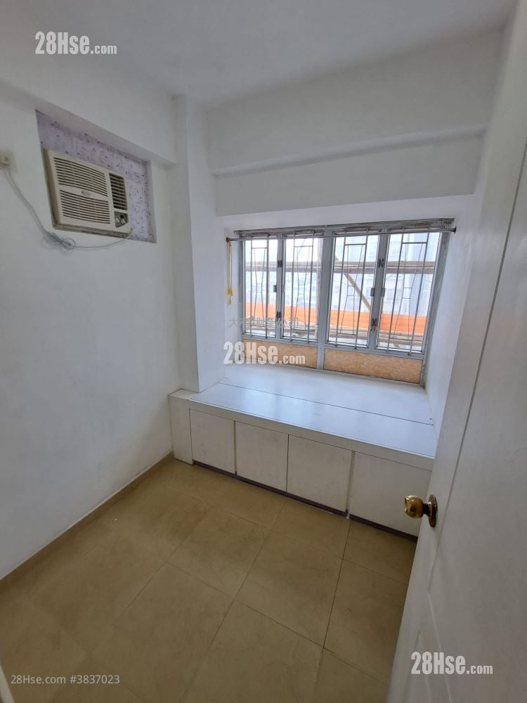 bedroom 1: Man Fung Building Sell 2 Bedrooms , 1 Bathroom 270 ft²