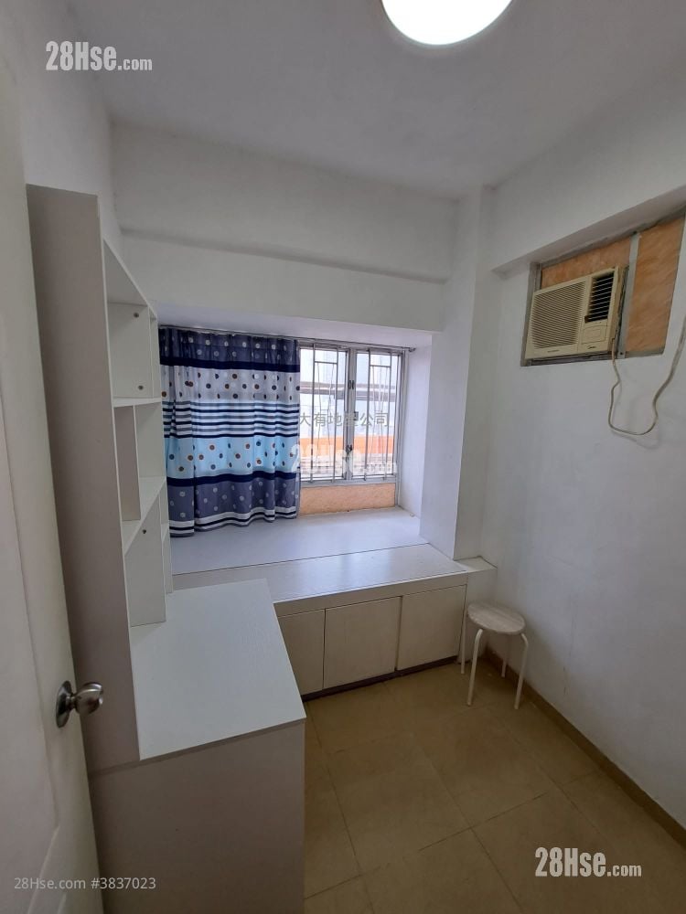 bedroom 2: Man Fung Building Sell 2 Bedrooms , 1 Bathroom 270 ft²