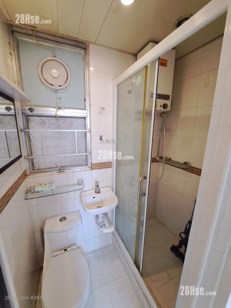 bathroom: Man Fung Building Sell 2 Bedrooms , 1 Bathroom 270 ft²