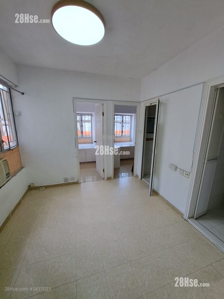living room: Man Fung Building Sell 2 Bedrooms , 1 Bathroom 270 ft²