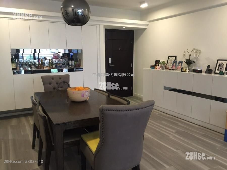 Parc Royale Sell 1,241 ft²