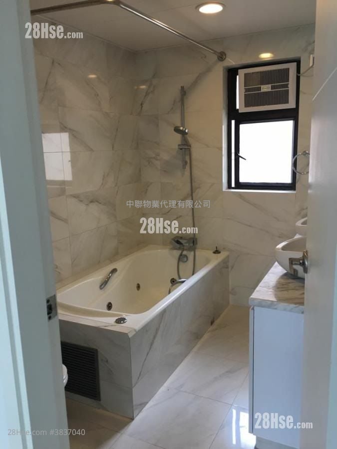 Parc Royale Sell 1,241 ft²