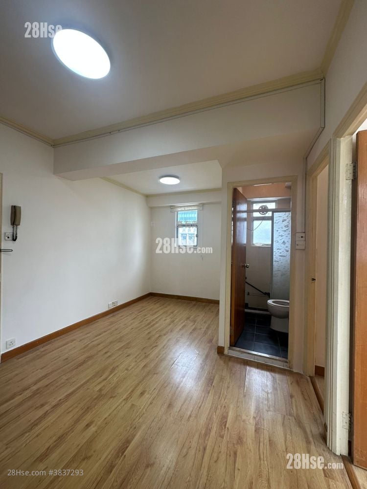 Kam Po Building Sell 2 Bedrooms , 1 Bathroom 323 ft²