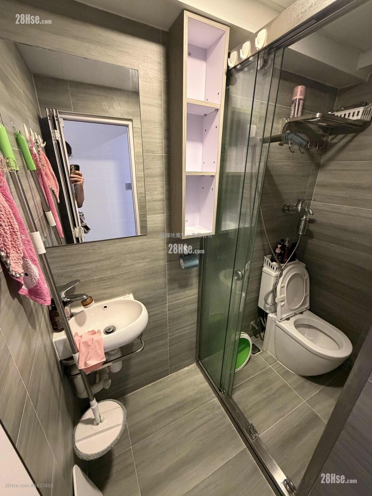 bathroom: Hong Kong Mansion Rental Studio , 1 Bathroom 180 ft²