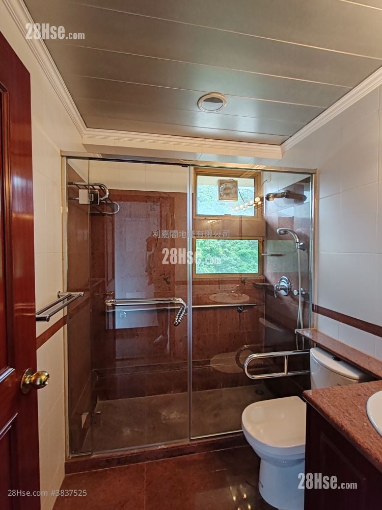 Pine Crest Rental 3 Bedrooms , 2 Bathrooms 1,917 ft²