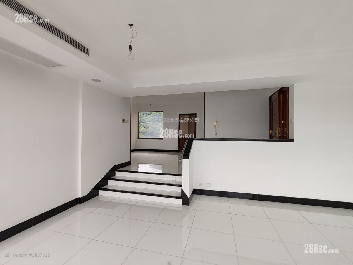 Pine Crest Rental 3 Bedrooms , 2 Bathrooms 1,917 ft²
