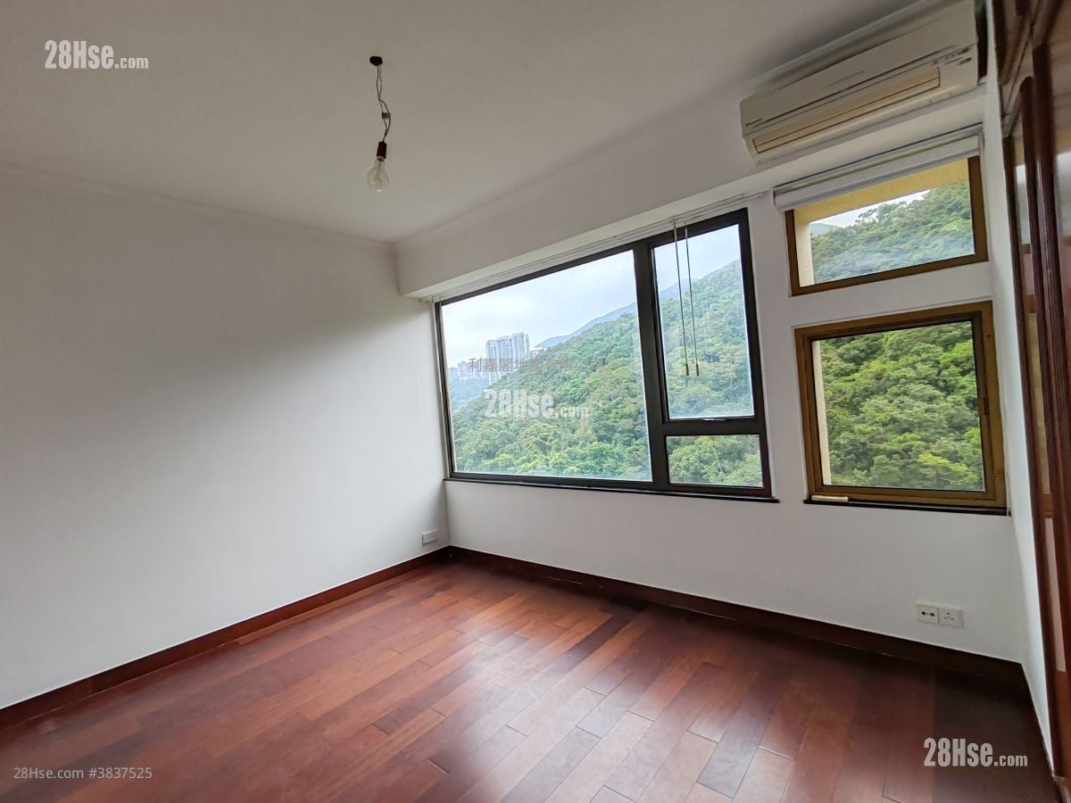 Pine Crest Rental 3 Bedrooms , 2 Bathrooms 1,917 ft²