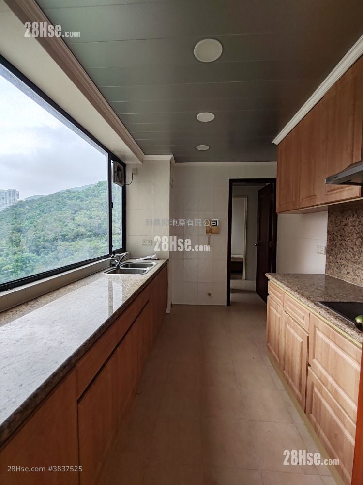 Pine Crest Rental 3 Bedrooms , 2 Bathrooms 1,917 ft²