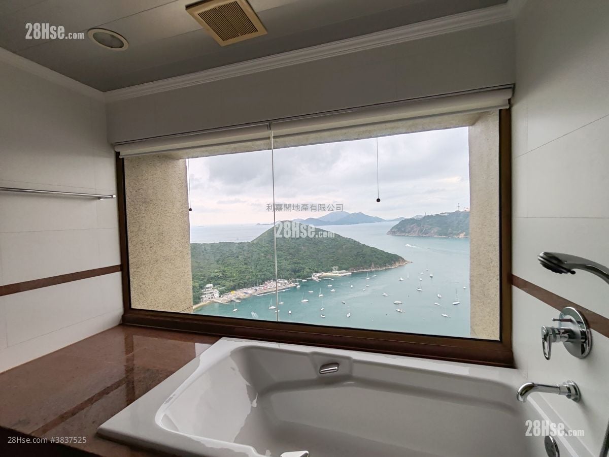 Pine Crest Rental 3 Bedrooms , 2 Bathrooms 1,917 ft²