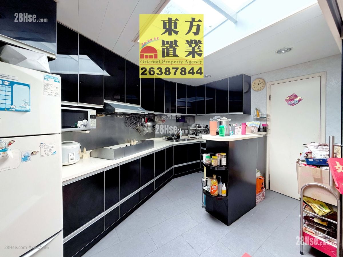 村屋 售盘 5+ 房 , 3 浴室 1,400 平方尺
