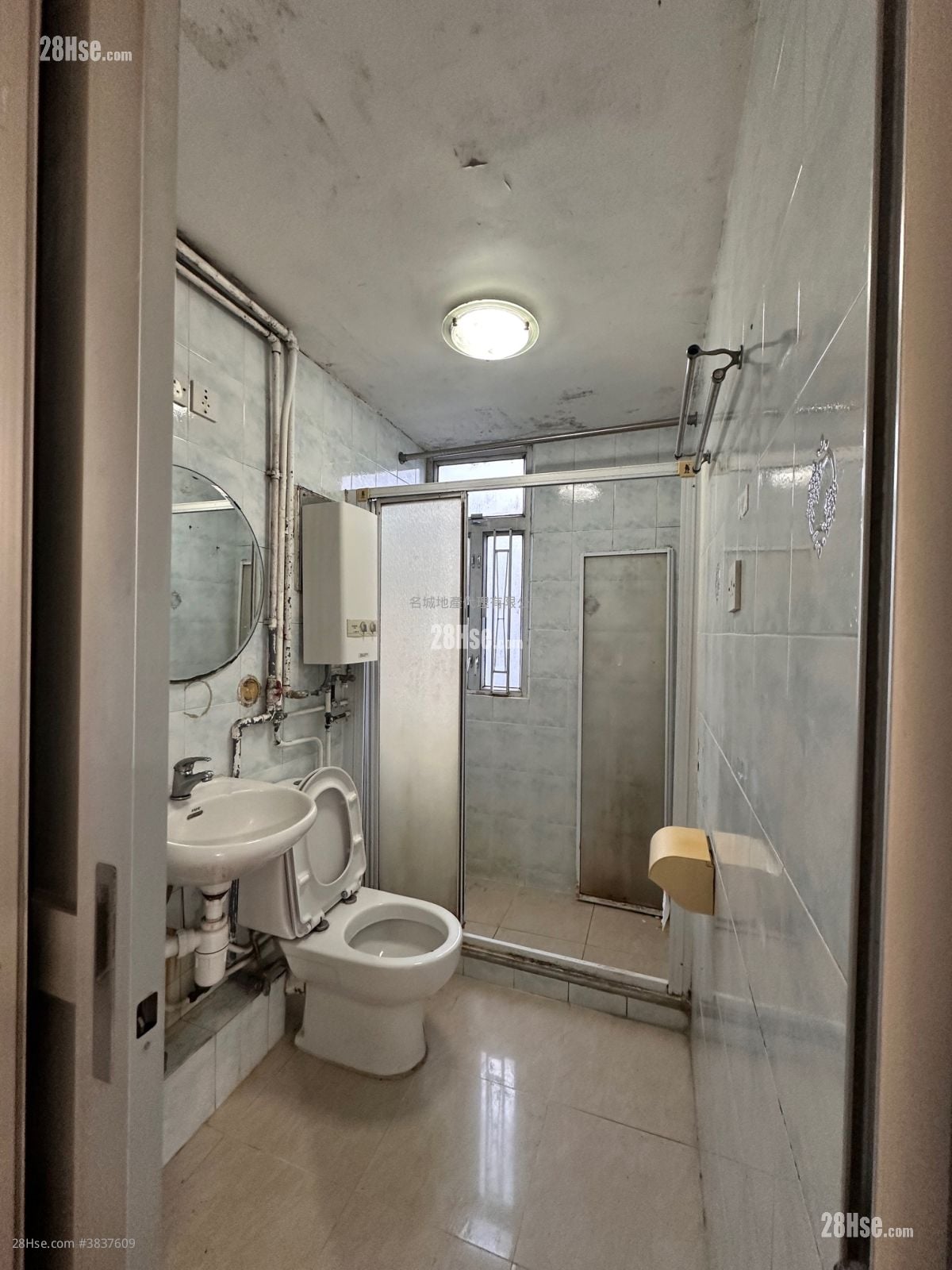 May Shing Court Sell 2 Bedrooms , 1 Bathroom 381 ft²