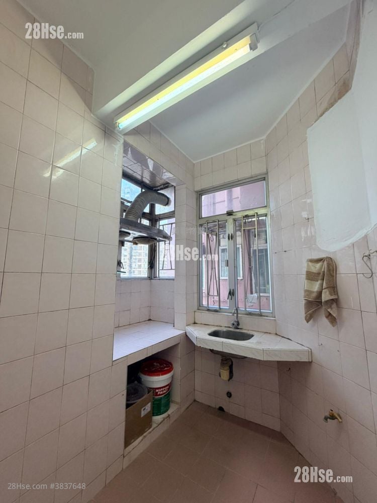 Top Court Rental 3 Bedrooms , 1 Bathroom 502 ft²