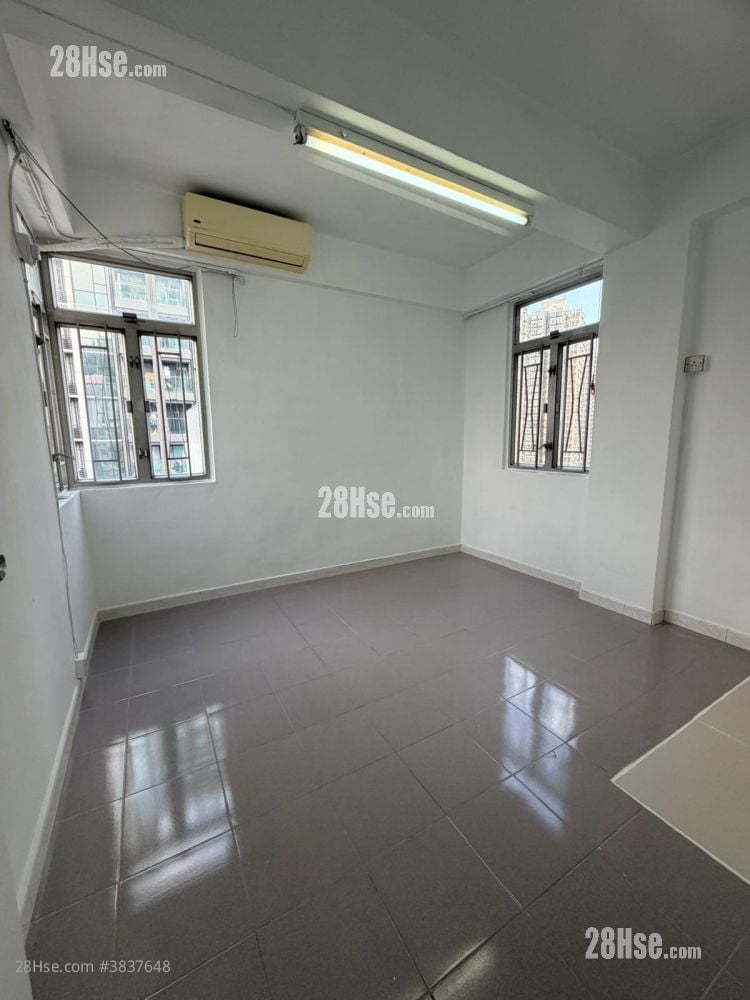 Top Court Rental 3 Bedrooms , 1 Bathroom 502 ft²