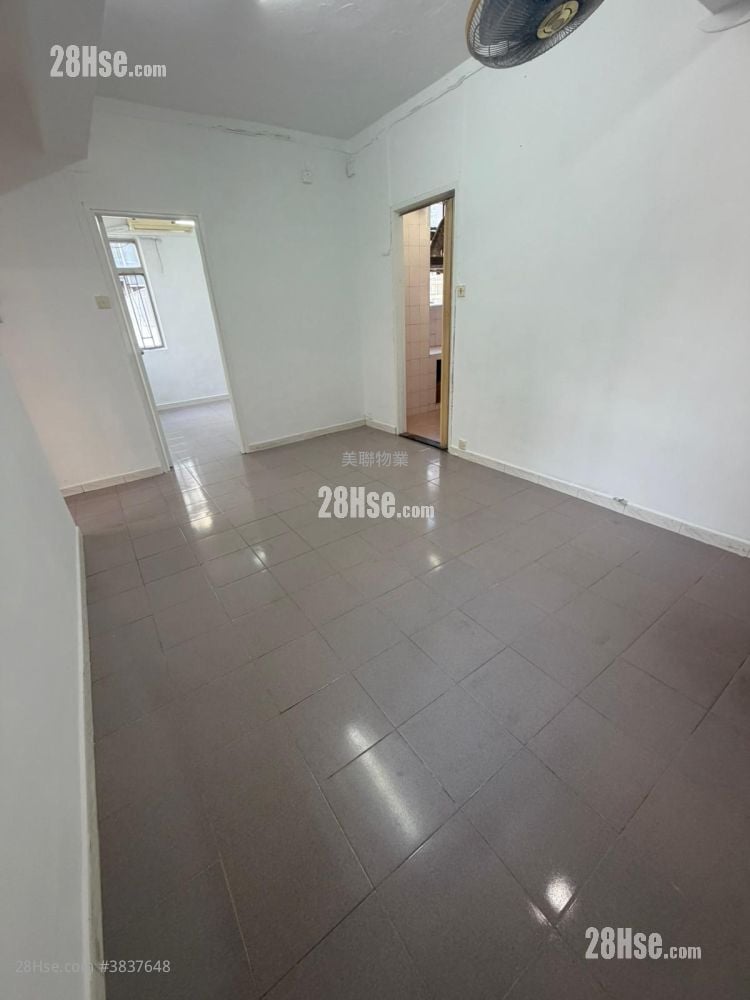 Top Court Rental 3 Bedrooms , 1 Bathroom 502 ft²