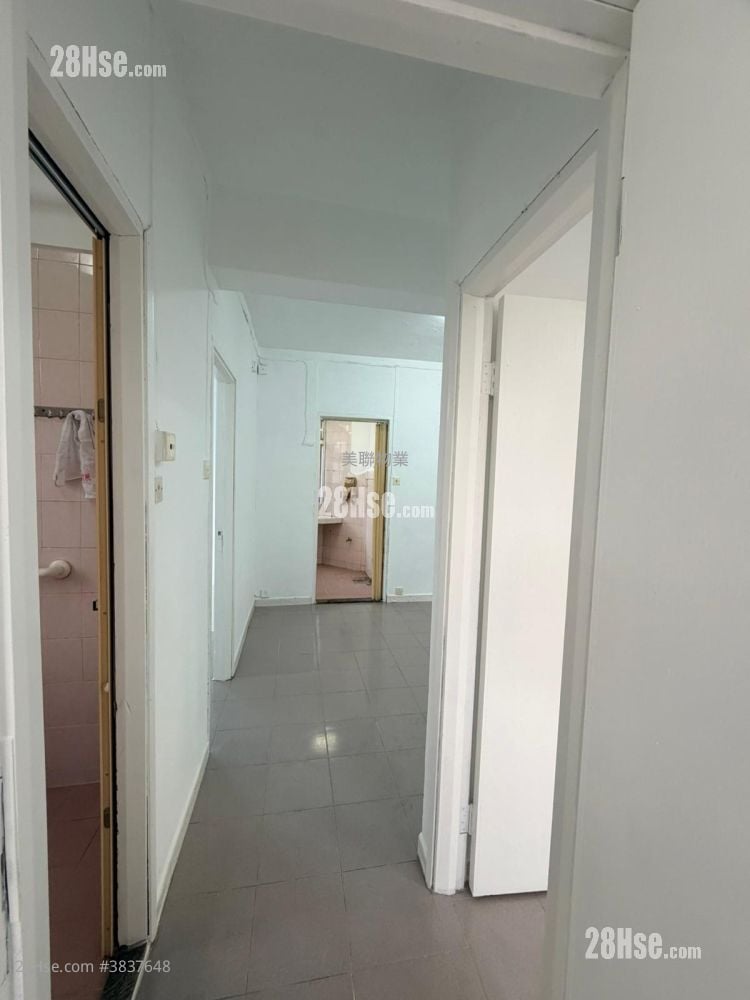 Top Court Rental 3 Bedrooms , 1 Bathroom 502 ft²