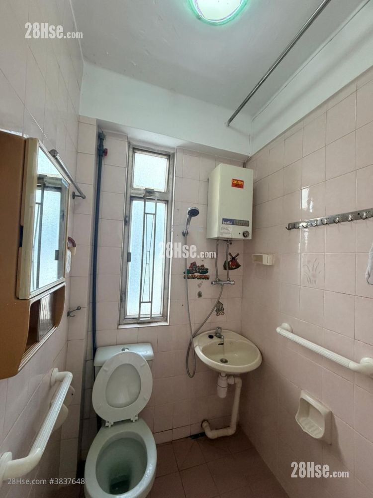Top Court Rental 3 Bedrooms , 1 Bathroom 502 ft²