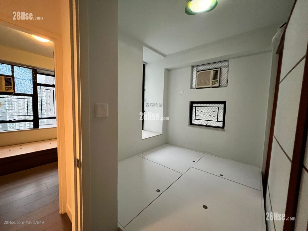 Kornhill Sell 2 Bedrooms , 1 Bathroom 461 ft²