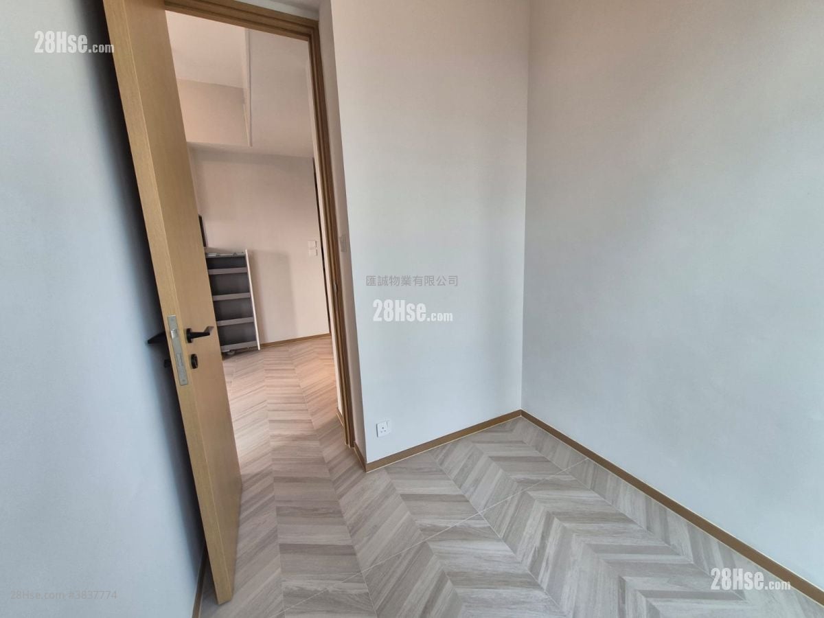 Eight Southpark Rental 2 Bedrooms , 1 Bathroom 351 ft²