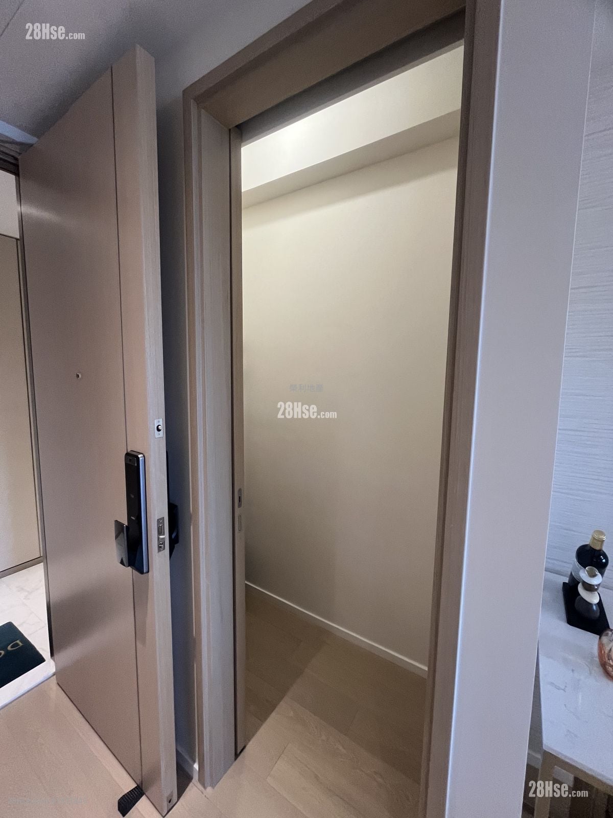 Double Coast Sell 3 Bedrooms , 1 Bathroom 477 ft²