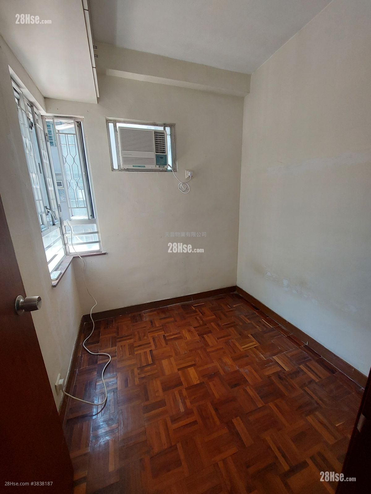 Hip Fai Building Rental 3 Bedrooms , 1 Bathroom 377 ft²
