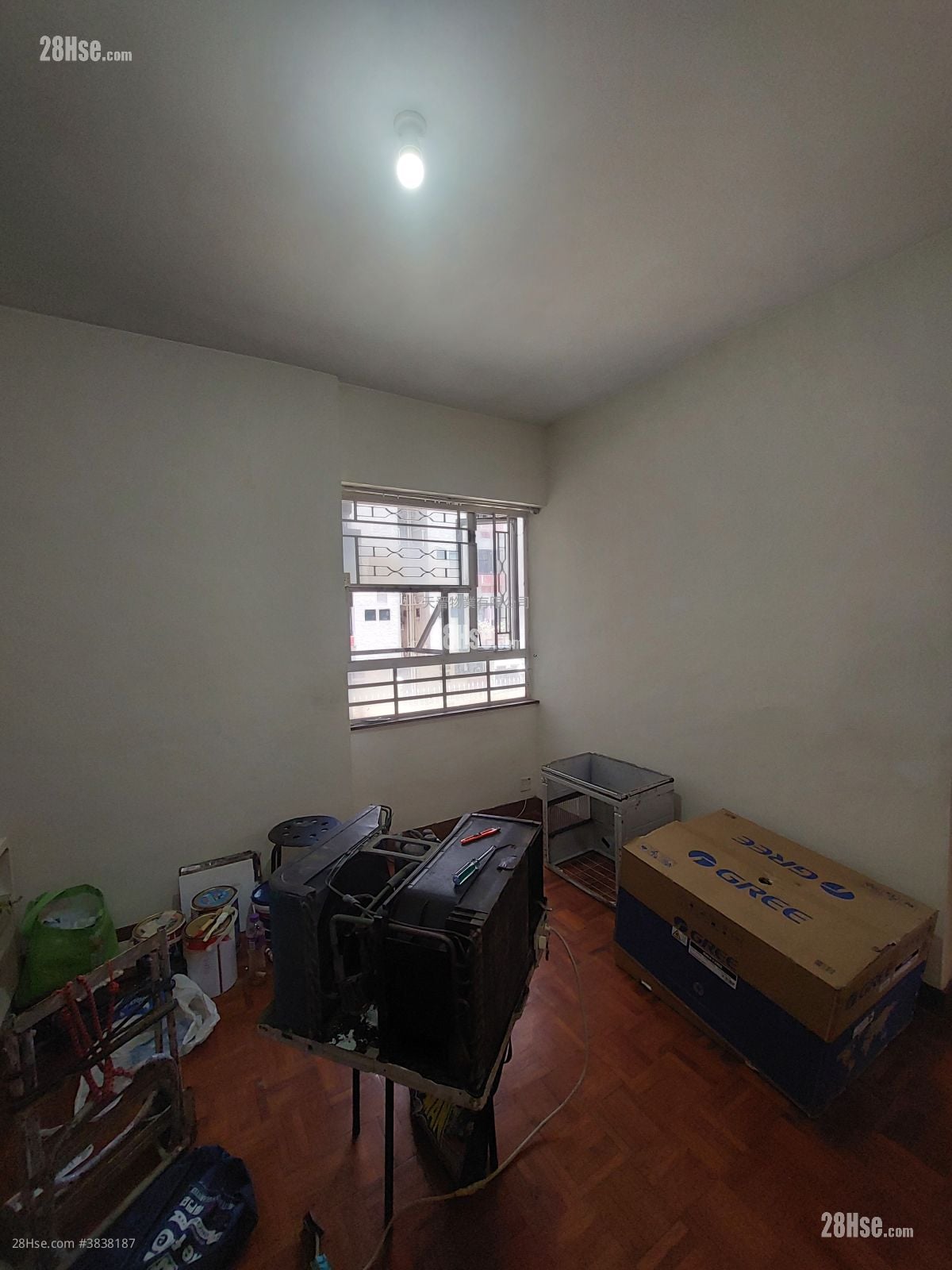 Hip Fai Building Rental 3 Bedrooms , 1 Bathroom 377 ft²