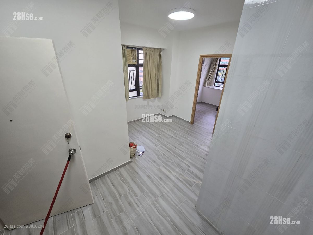 Wai Wah Centre Sell 2 Bedrooms , 1 Bathroom 358 ft²