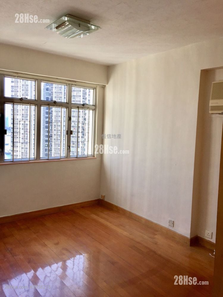 Greenview Court Sell 3 Bedrooms , 2 Bathrooms 703 ft²