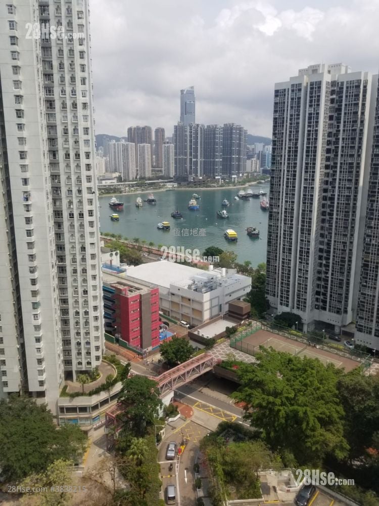 Greenview Court Sell 3 Bedrooms , 2 Bathrooms 703 ft²
