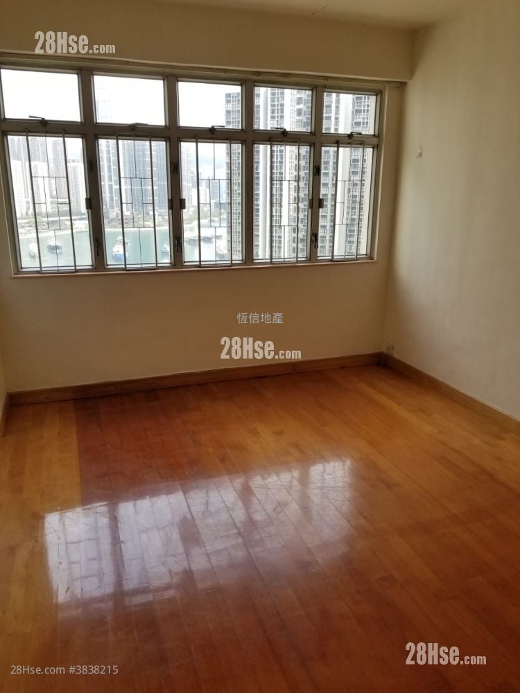 Greenview Court Sell 3 Bedrooms , 2 Bathrooms 703 ft²