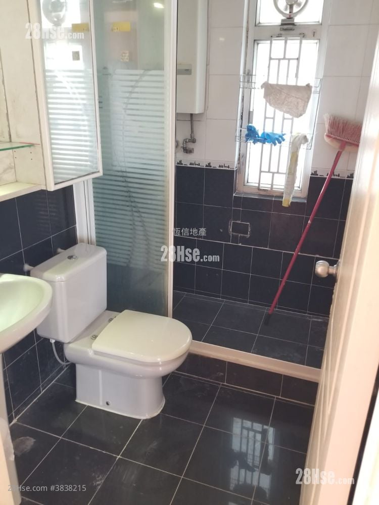 Greenview Court Sell 3 Bedrooms , 2 Bathrooms 703 ft²