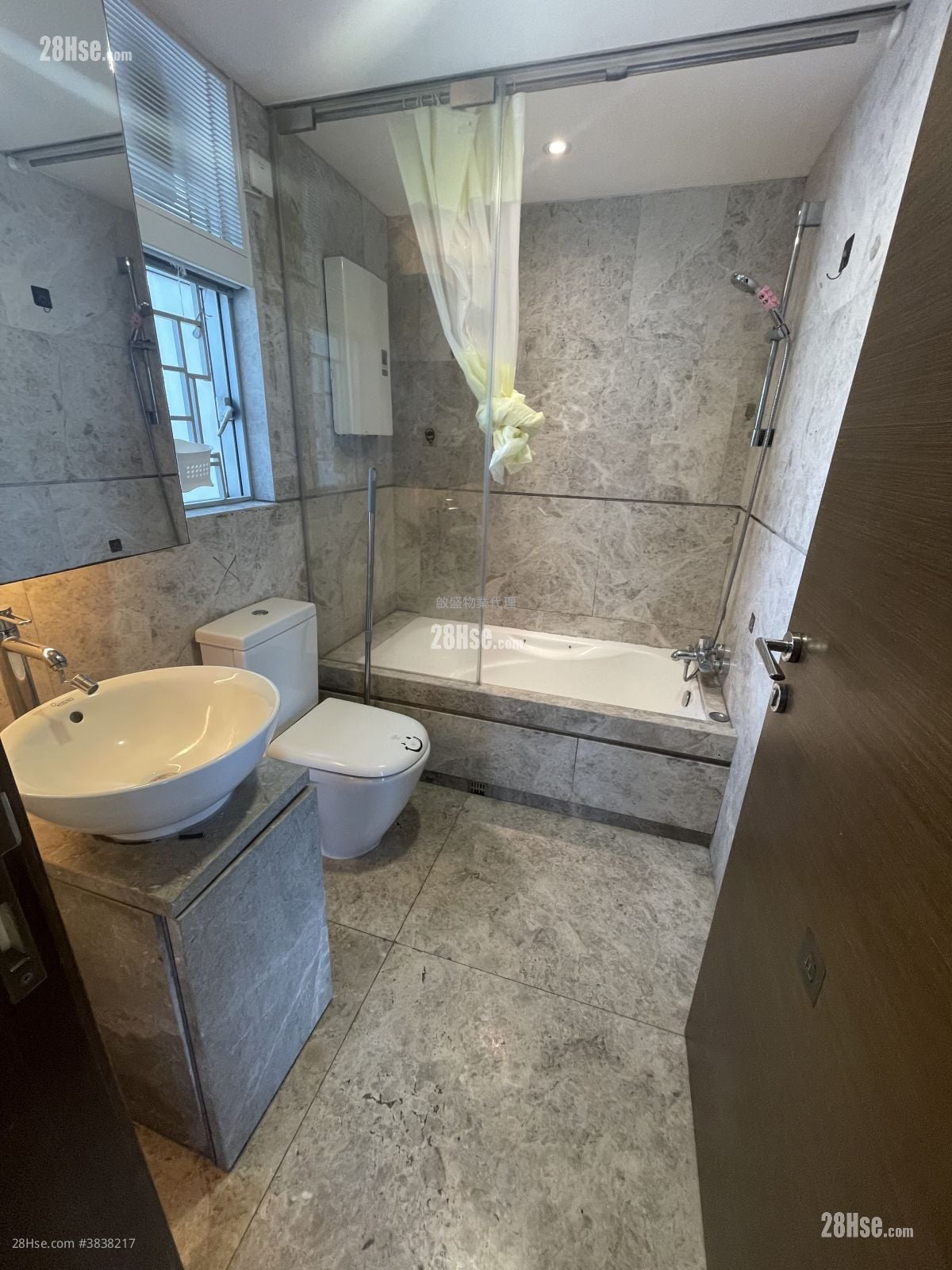 Billionnaire Royale Sell 3 Bedrooms , 2 Bathrooms 887 ft²