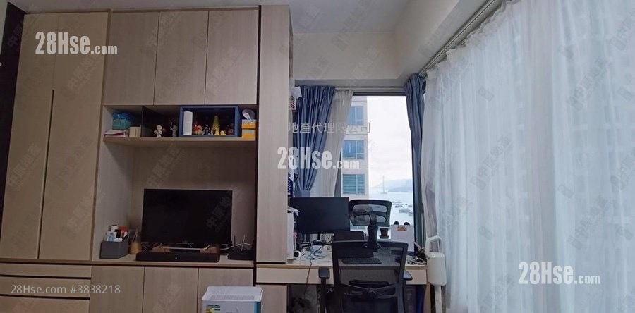 Aurora Sell Studio 244 ft²