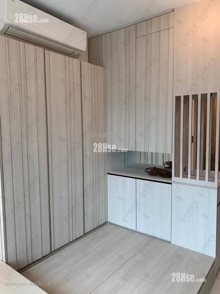 Aurora Sell Studio 244 ft²