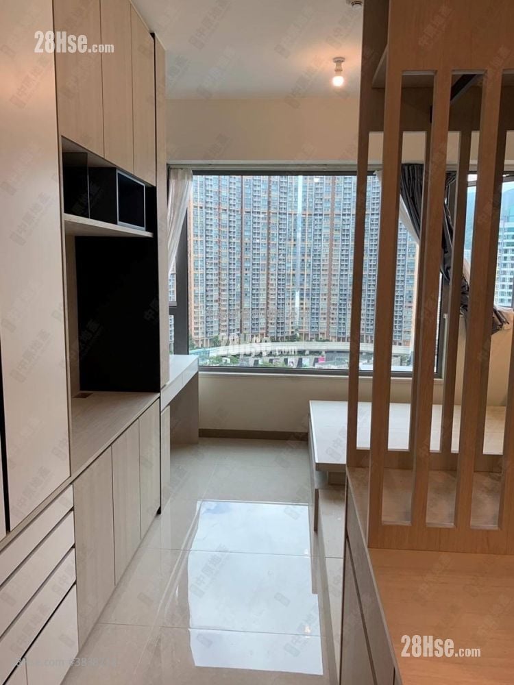 Aurora Sell Studio 244 ft²