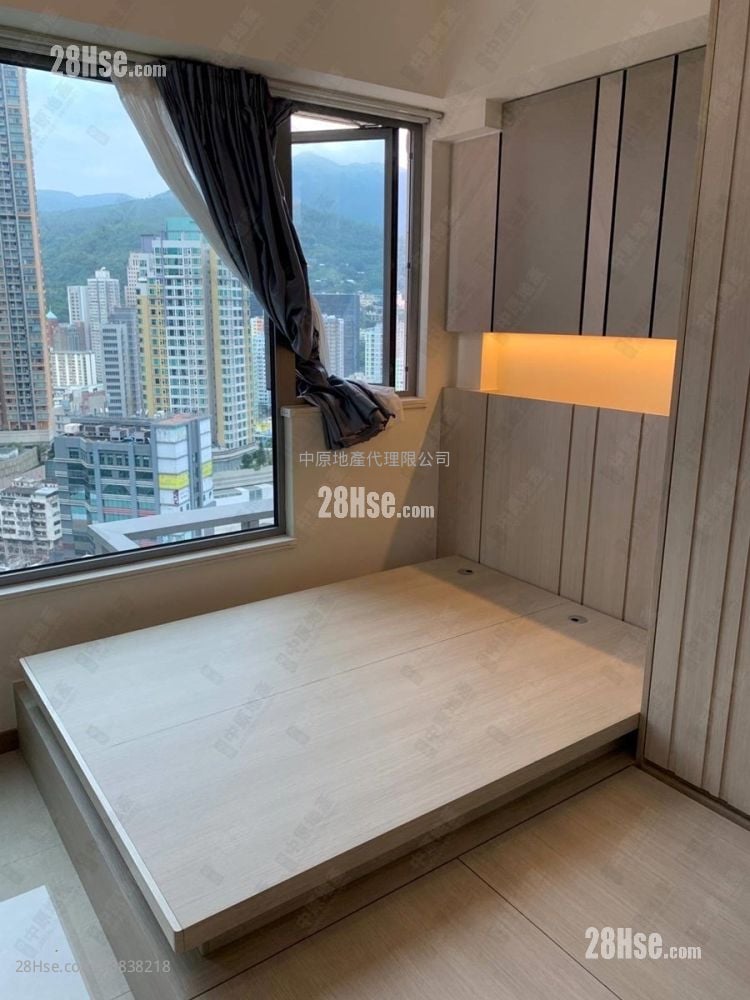 Aurora Sell Studio 244 ft²