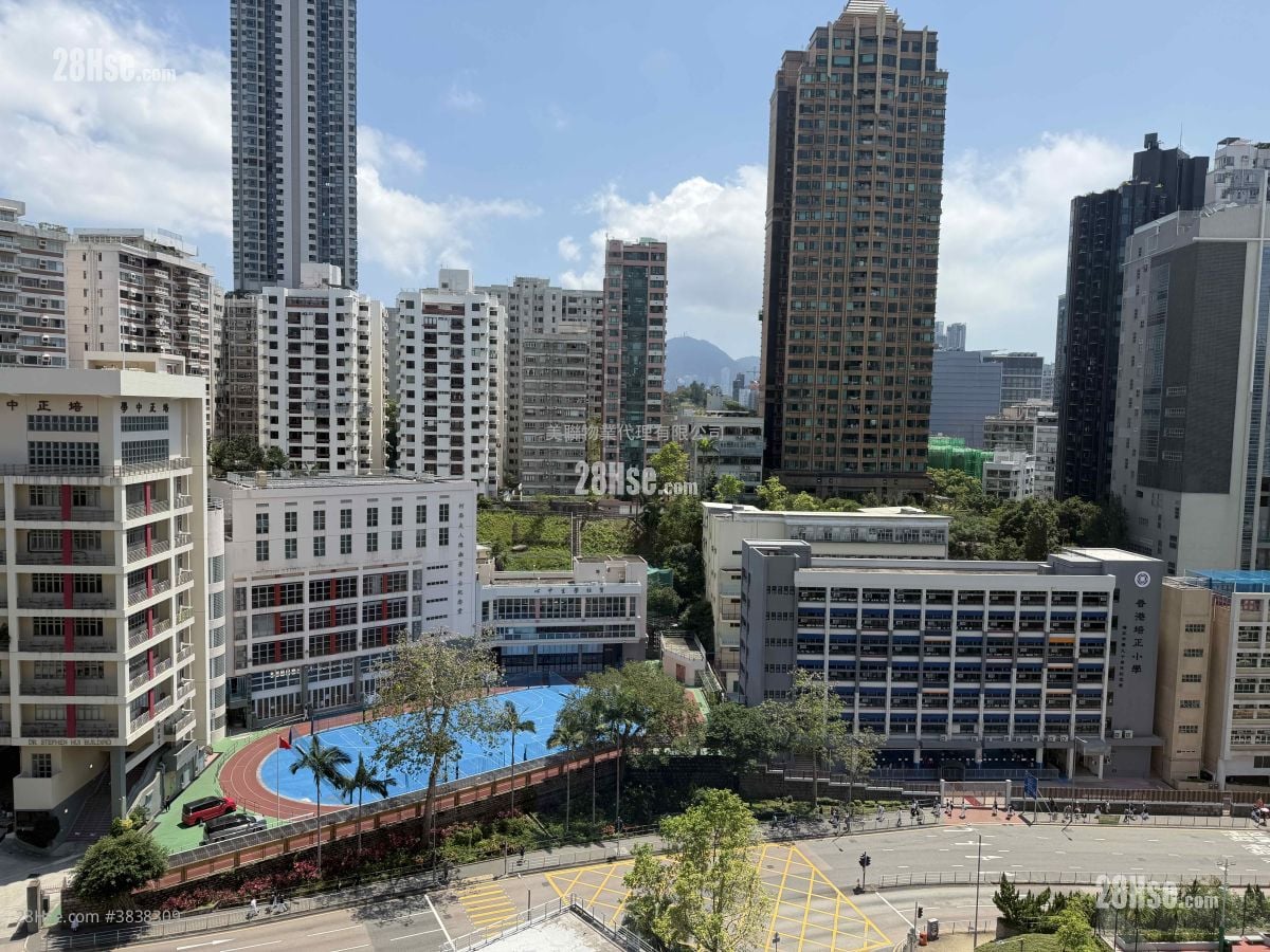 Crystal Court Rental 3 Bedrooms , 2 Bathrooms 712 ft²