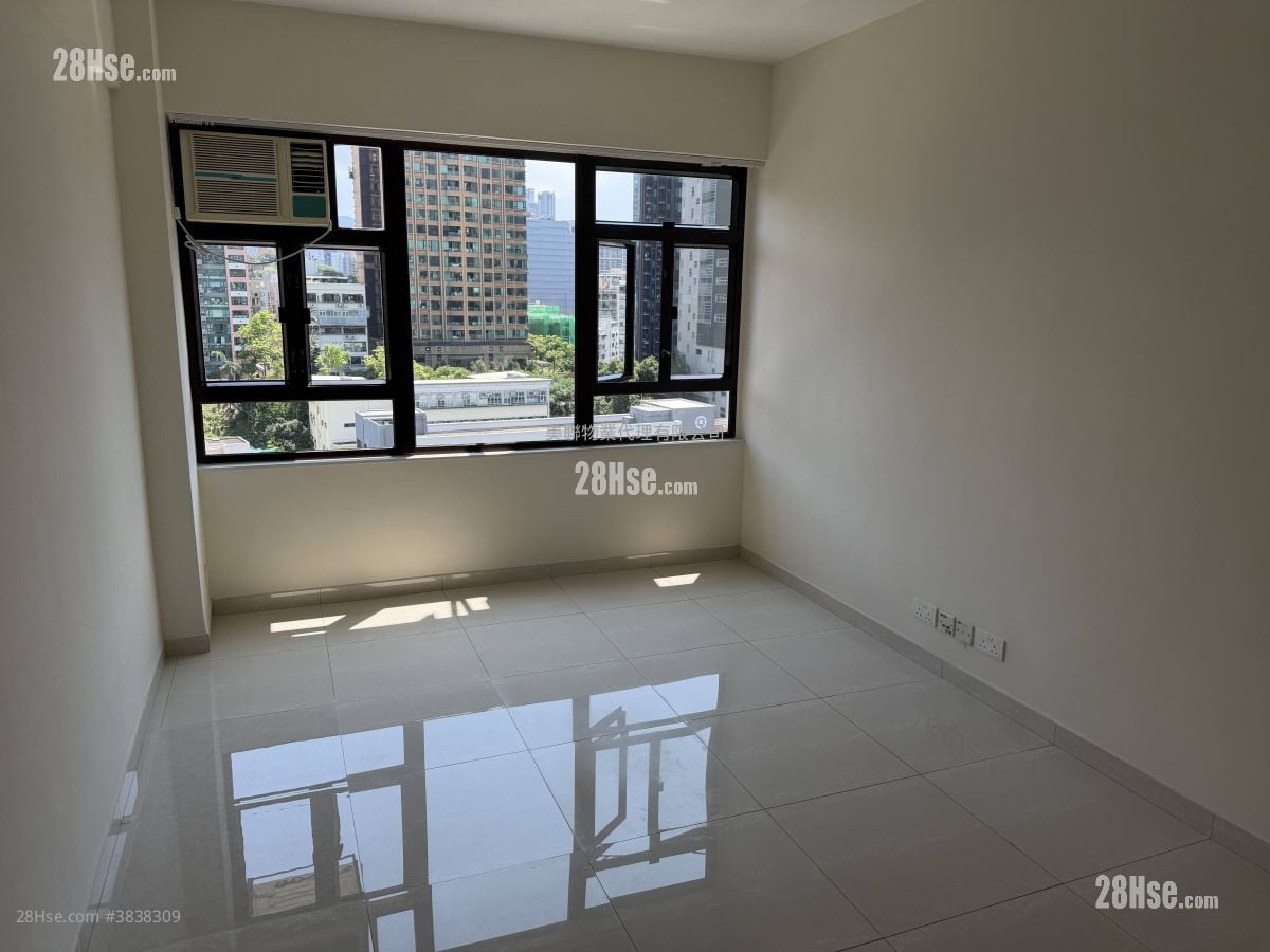 Crystal Court Rental 3 Bedrooms , 2 Bathrooms 712 ft²
