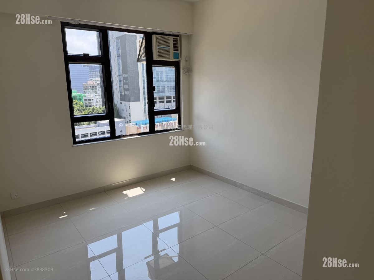 Crystal Court Rental 3 Bedrooms , 2 Bathrooms 712 ft²