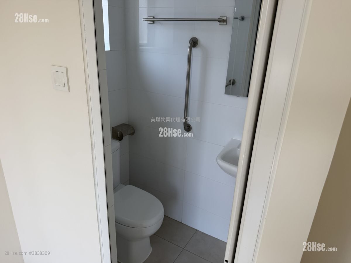 Crystal Court Rental 3 Bedrooms , 2 Bathrooms 712 ft²