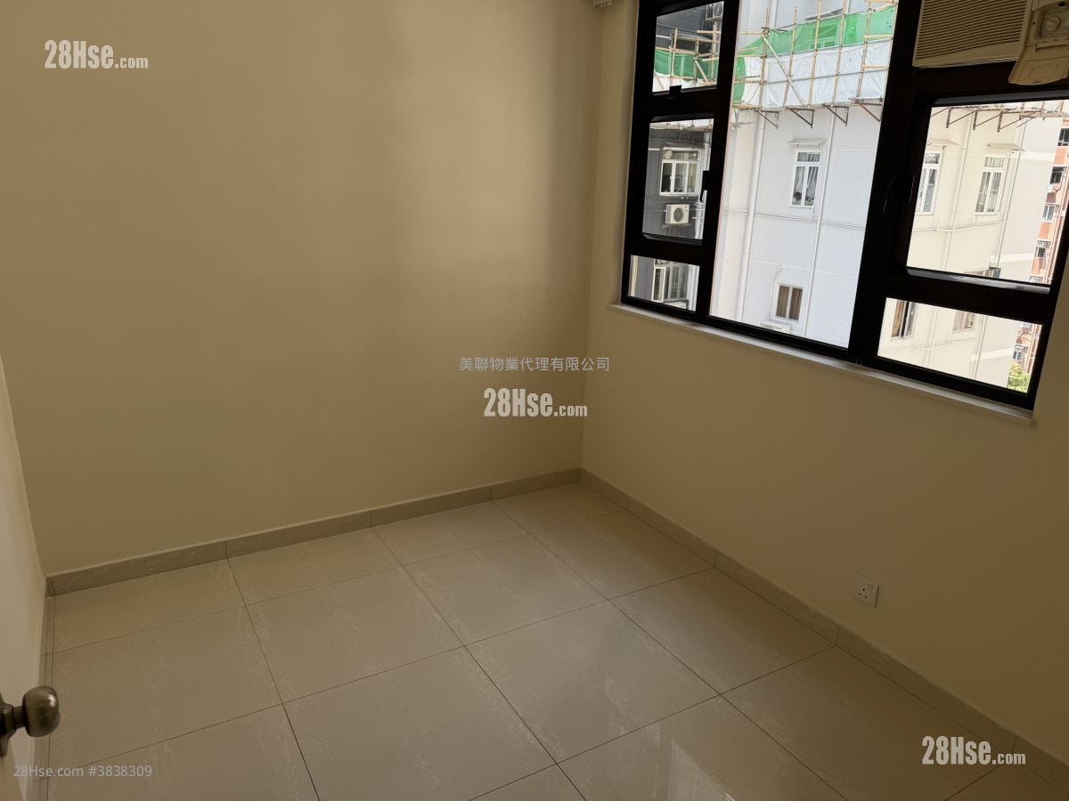 Crystal Court Rental 3 Bedrooms , 2 Bathrooms 712 ft²