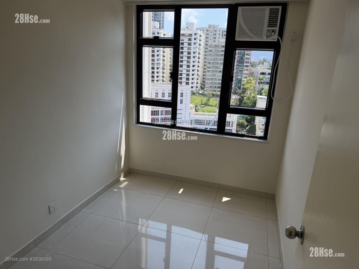 Crystal Court Rental 3 Bedrooms , 2 Bathrooms 712 ft²