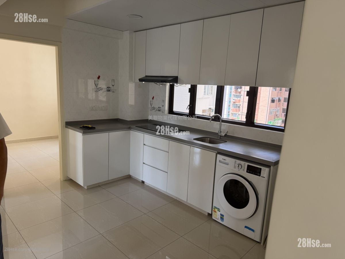 Crystal Court Rental 3 Bedrooms , 2 Bathrooms 712 ft²