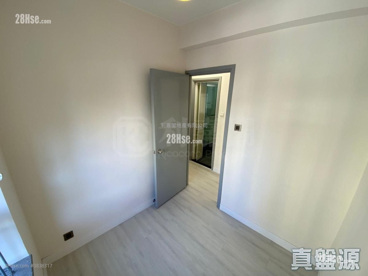 Mayfair Gardens Sell 2 Bedrooms , 1 Bathroom 401 ft²